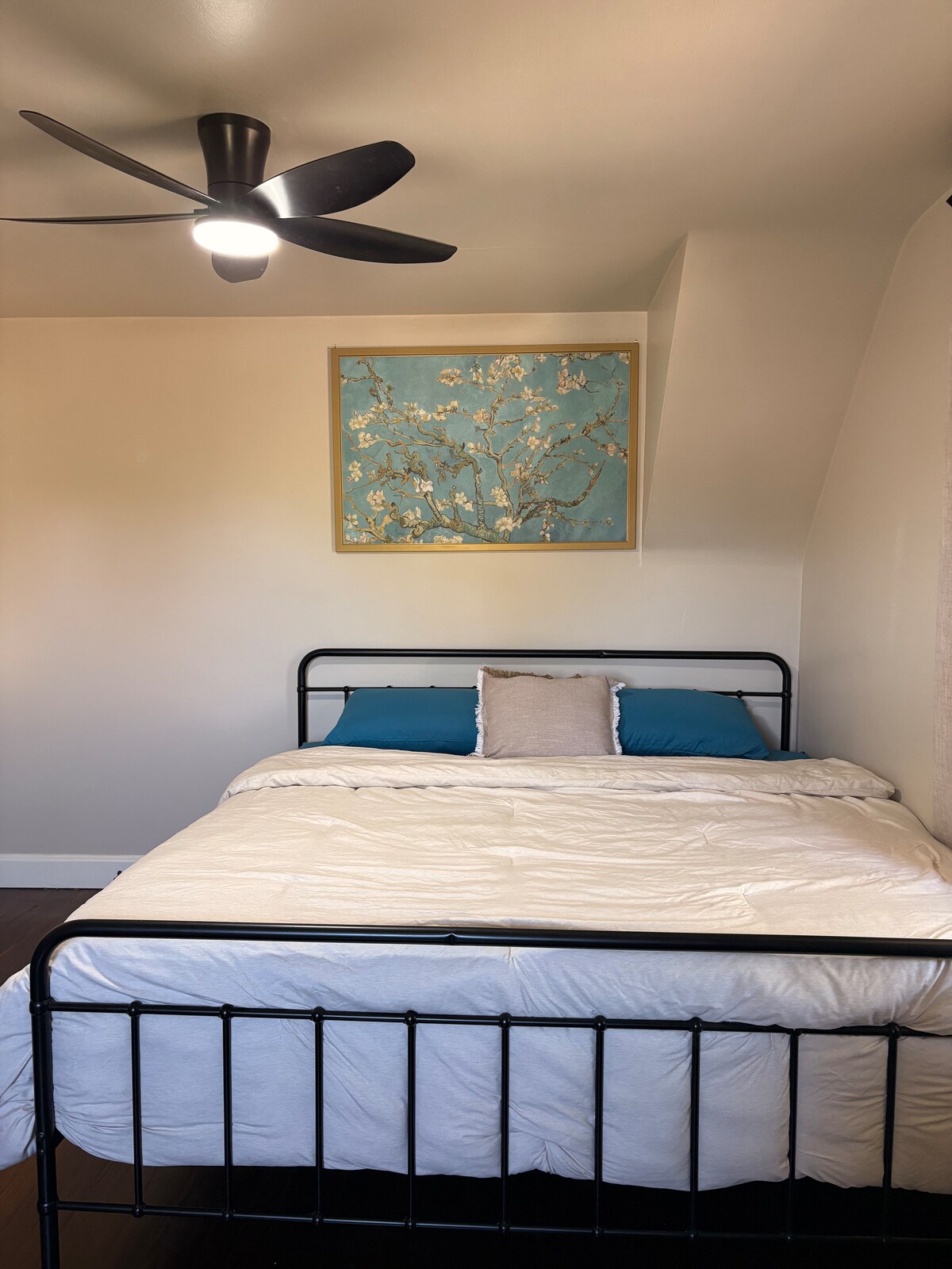 Uživajte u ovom udobnom bračnom krevetu za miran san. Svi kreveti zaštićeni su vodootpornim zaštitnim slojem za madrace. 