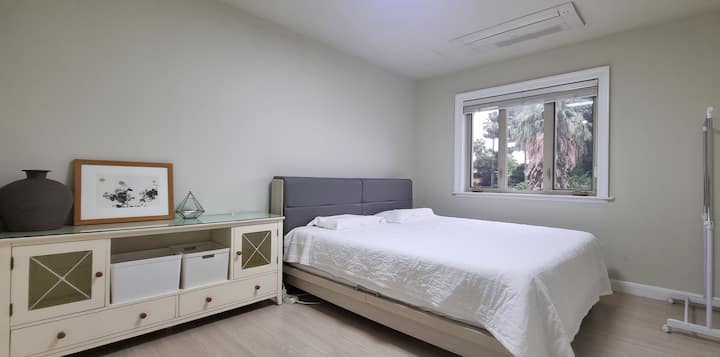 ห้องนอนชั้นแรกมีห้องสุขา ห้องแต่งหน้า และเตียงคิงไซส์