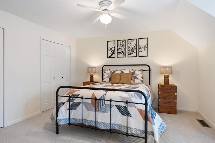 חדר שינה גדול הממוקם בקומה השנייה של הבית. שולחן עבודה מושלם לאימיילים של הרגע האחרון וטלוויזיה 50 אינץ' למנוחה. 