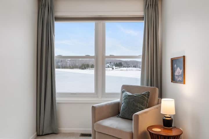 פינת ישיבה הממוקמת בחדר השינה הדרומי הגדול בקומה השנייה של הבית. 