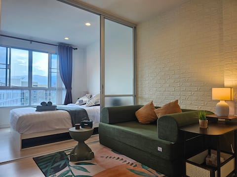 [Central Festival Shopping Mall] Large swimming pool, d condo with comfortable bedding and sofa bed