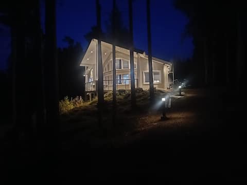 Villa Lokinkärki – a modern villa with a lake view