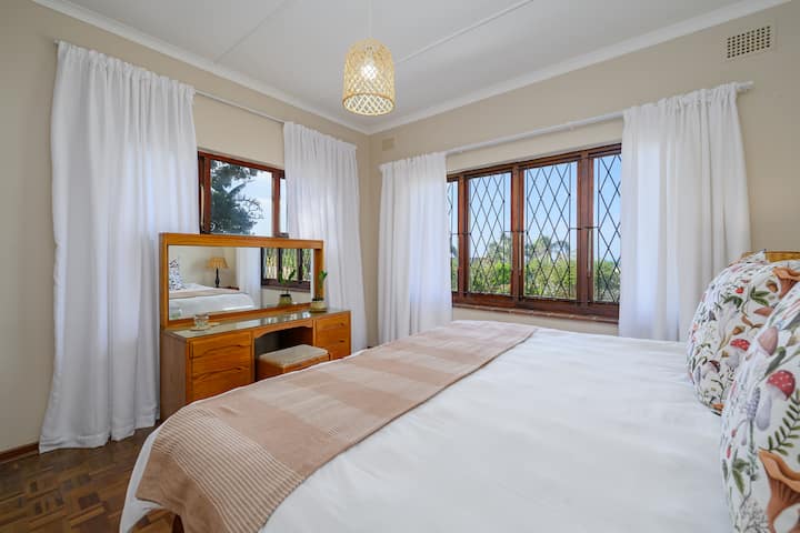 غرفة نوم ثانية بإطلالات جزئية على البحر والكثير من الضوء الطبيعي ومساحة التخزين

** قد يكون السرير سريرًا كوين أو سريرين مفردين