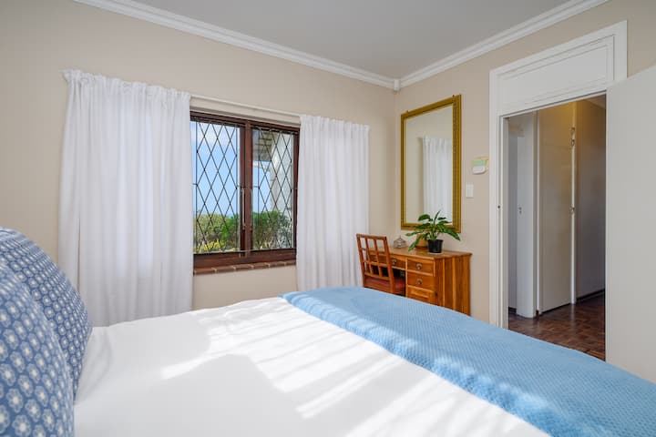 غرفة رئيسية مع 