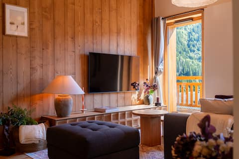 Successful Airbnb property: Under the roofs with terrace and panoramic views! in Champagny En Vanoise