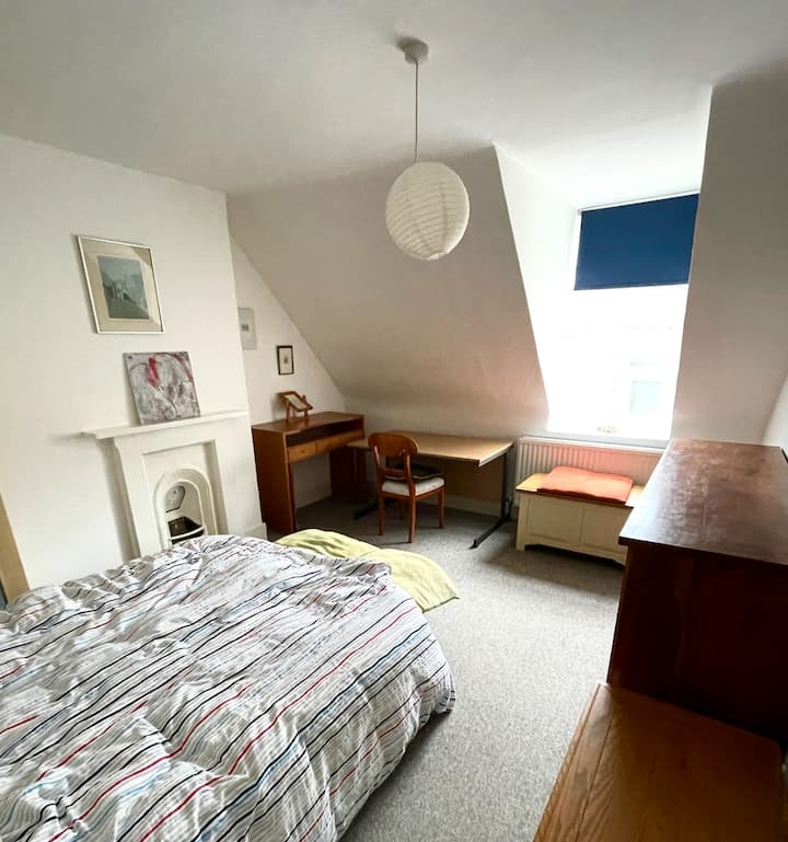 V prípade potreby je k dispozícii pohodlná druhá spálňa pre dočasných návštevníkov pri dlhodobom prenájme. 