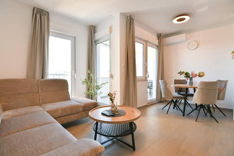 Top Airbnb: Family Apartment Litus-5 min beach-garage parking in Gradski Kotar Trstenik