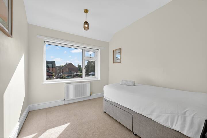 חדר השינה השני המרווח שלכם עם מיטה זוגית נוחה ושפע של אור טבעי