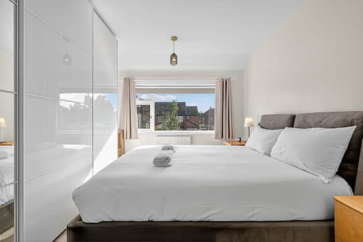 לשקוע במצעים רעננים באיכות של מלון בחדר השינה הראשי עם שפע של אור טבעי