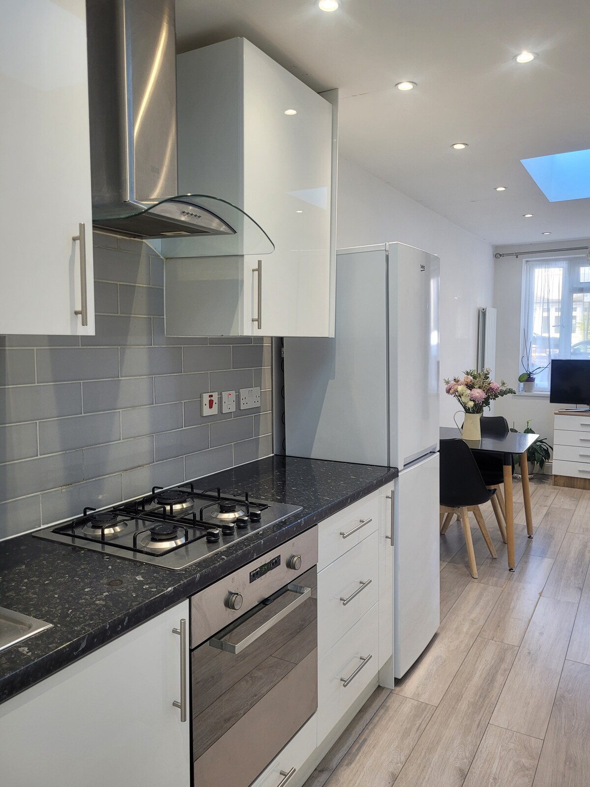 Top Airbnb: Modern 1-Bed Flat | Patio | Parking | Near London in Elstree And Borehamwood