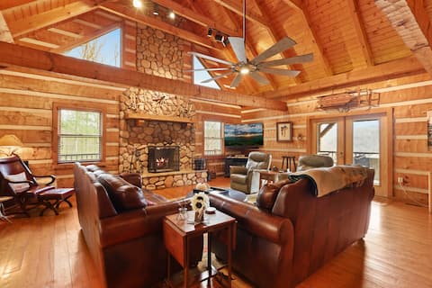 Top performing Airbnb: Cabin on 6 Acres, VIEWS, Hot Tub + Fire Pit, Games in Banner Elk