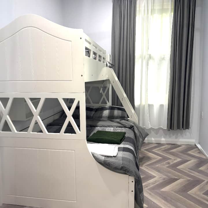 第二间卧室配有双人床和单人床、镜面衣柜和天花板风扇，是一个宁静、舒适的空间，非常适合儿童、朋友或额外房客入住。 可应要求提供可选的带脚轮矮床。