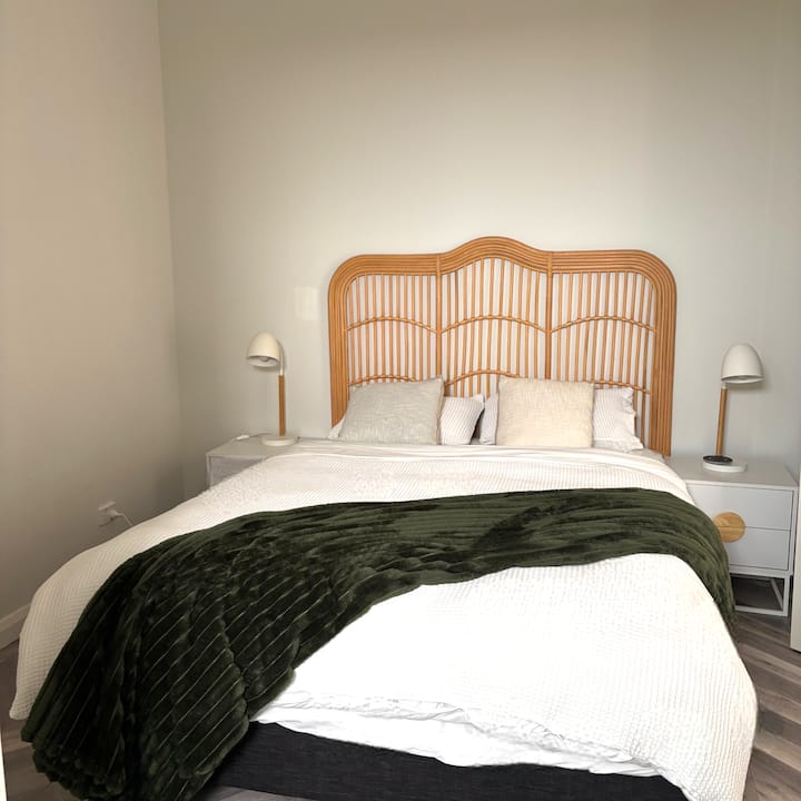 明亮的前卧室，配有高高的天花板、空调和天花板风扇，让您倍感舒适。 配备带淋浴间、洗手盆和马桶的独立套房，非常适合在入住期间享受额外的隐私。