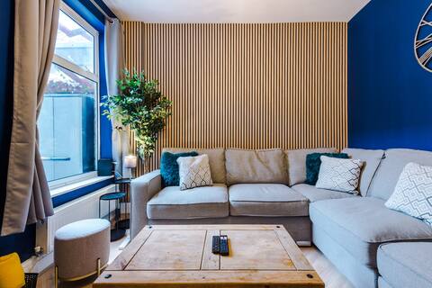 Popular Airbnb listing: Spacious 5 Bed Home | Sleeps 10 | Parking in Weaste & Seedley