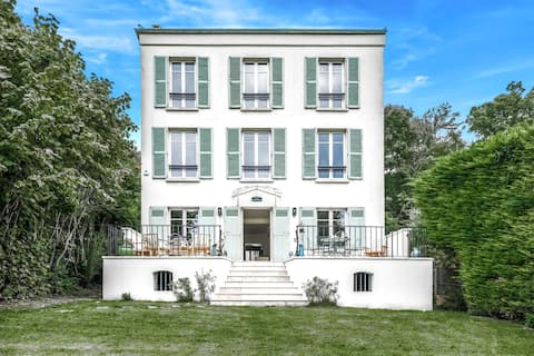 Chic 5-Bedroom House & Garden between Paris and Versailles