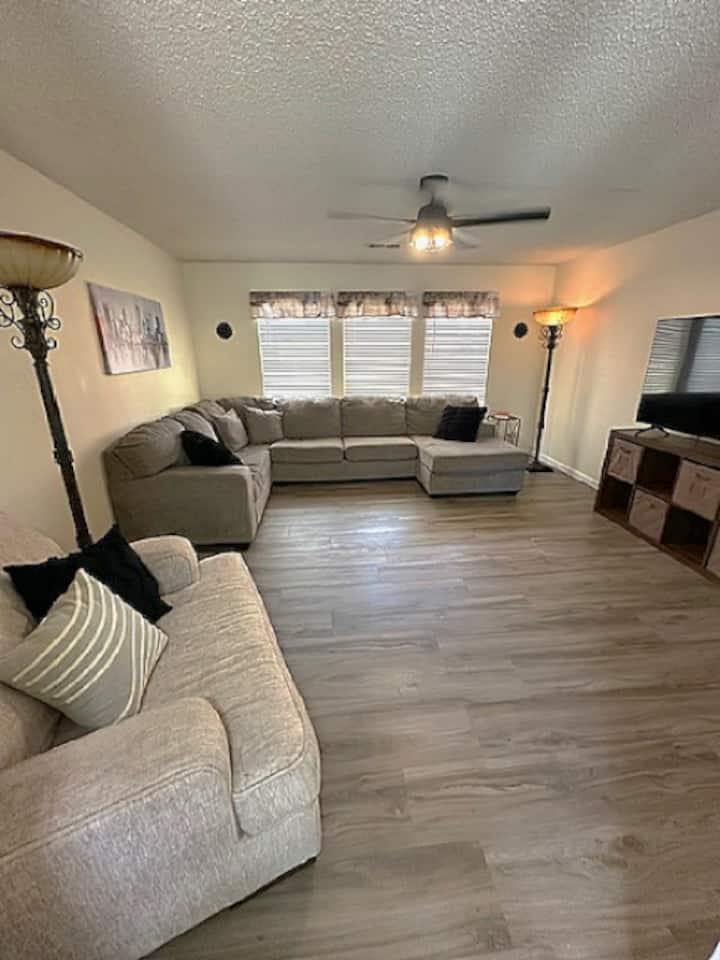 Spacious Hanford Home Near Hidden Valley Park - Hanford, CA