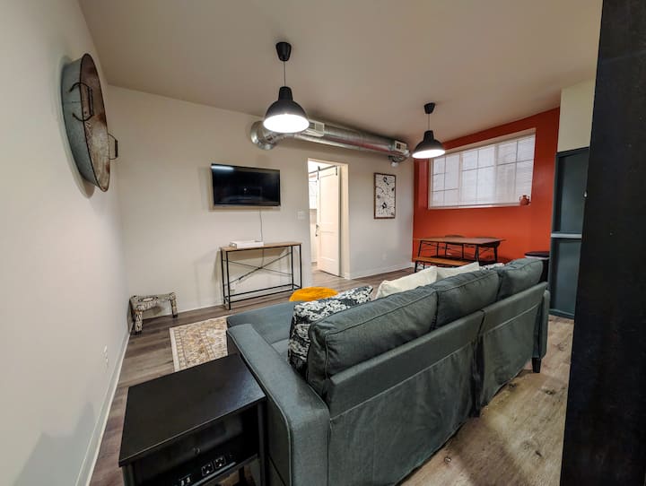 2br King + Queen | Free Parking | Near Downtown - Detroit, MI