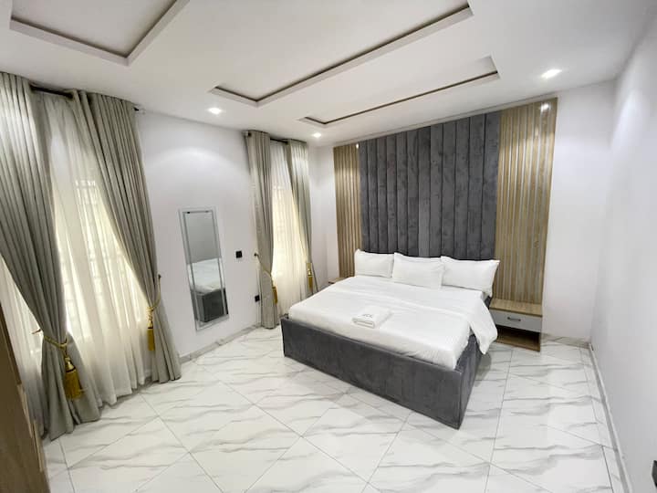 მოიცავს მესამე, 152‑179 სმ‑იანი საწოლით, გარდერობითა და კონდიციონერით აღჭურვილ საძინებელს.