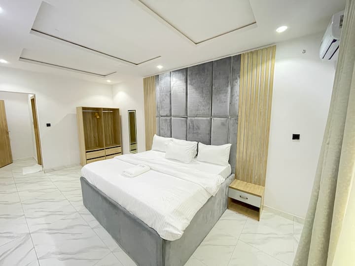 მსუბუქი და მყუდრო მეორე საძინებელი, რომელშიც არის 183×203 სმ ზომის საწოლი და გარდერობი. იდეალურია ოჯახისთვის ან მეგობრებისთვის.