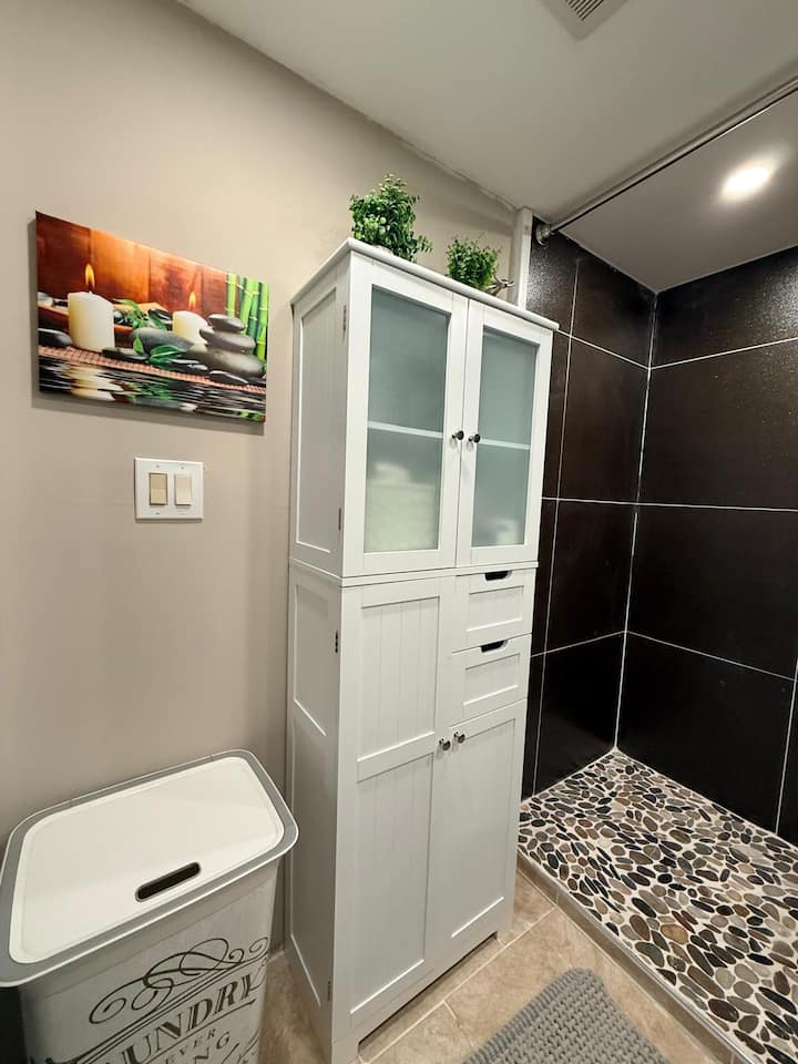 Private Hot Tub Hideaway One&only Garage Spa Stay - Garden City, NY
