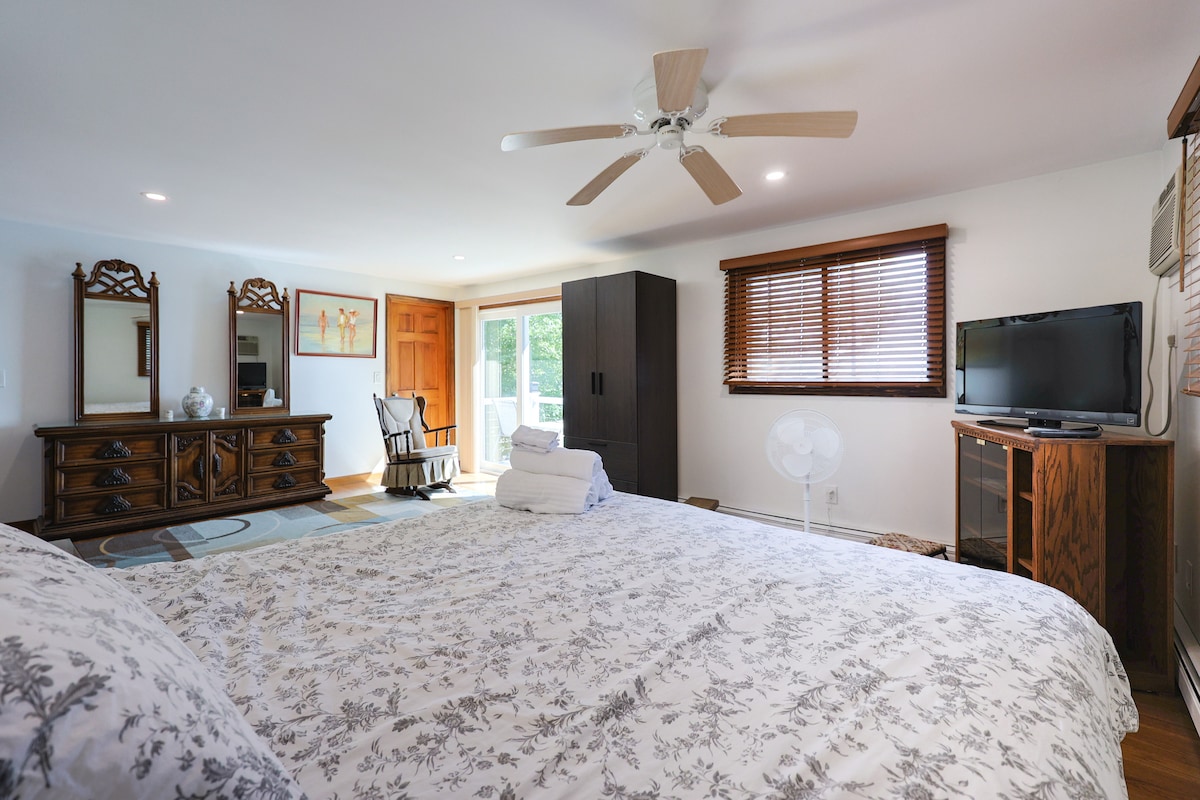 Dhomë gjumi kryesore me ballkon të vogël dhe vatër zjarri - Kati i dytë