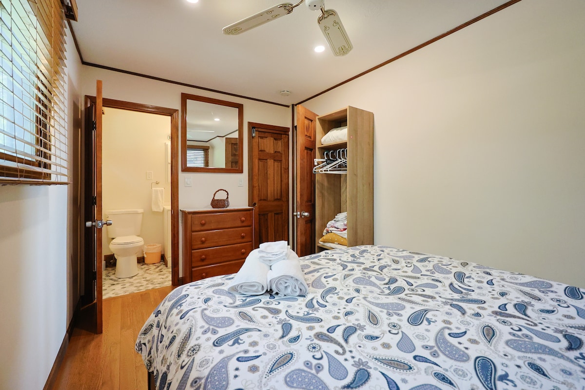 Dhomë gjumi në katin e parë me gjysmë banjë të bashkangjitur.