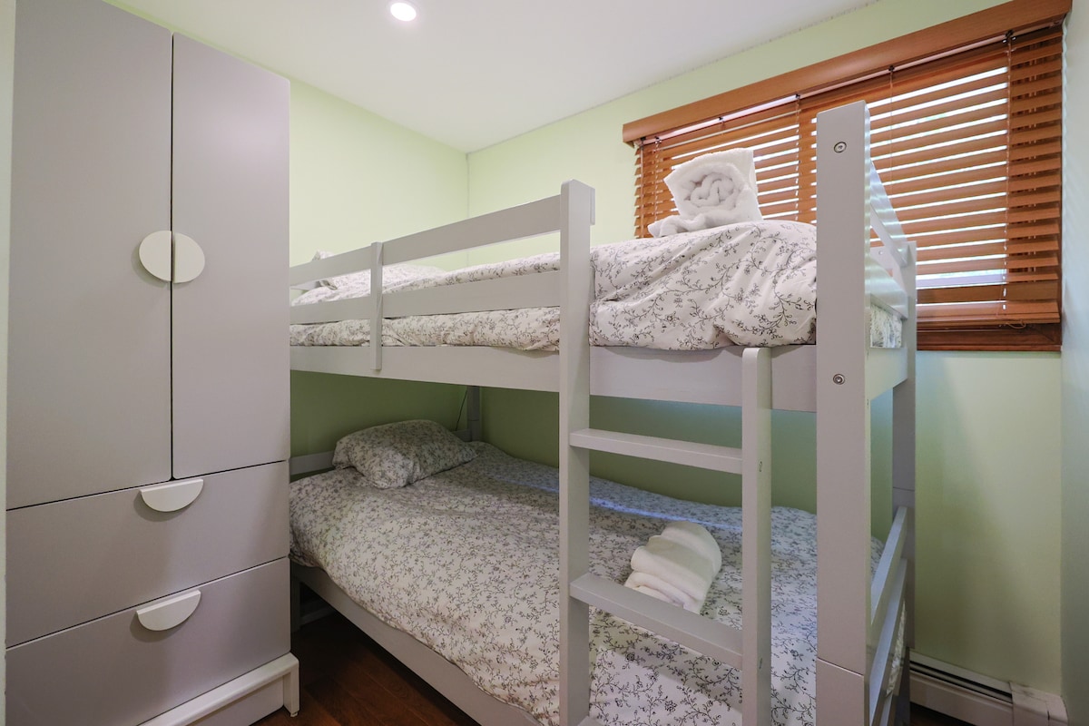 Krevat dopio me dollap të vogël përballë dhomës kryesore të gjumit