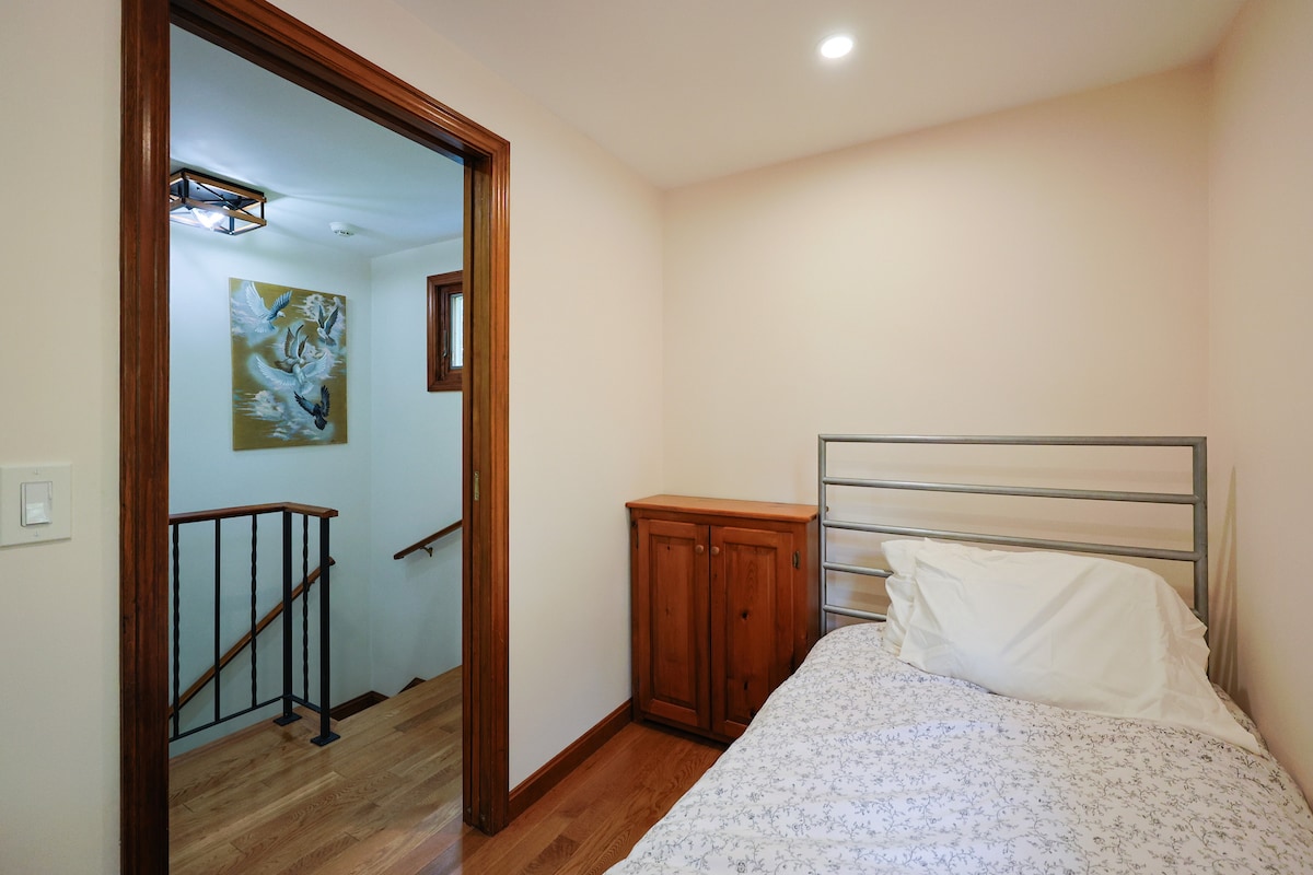 Dhomë gjumi me dollap. Dhomë gjumi shumë e vogël