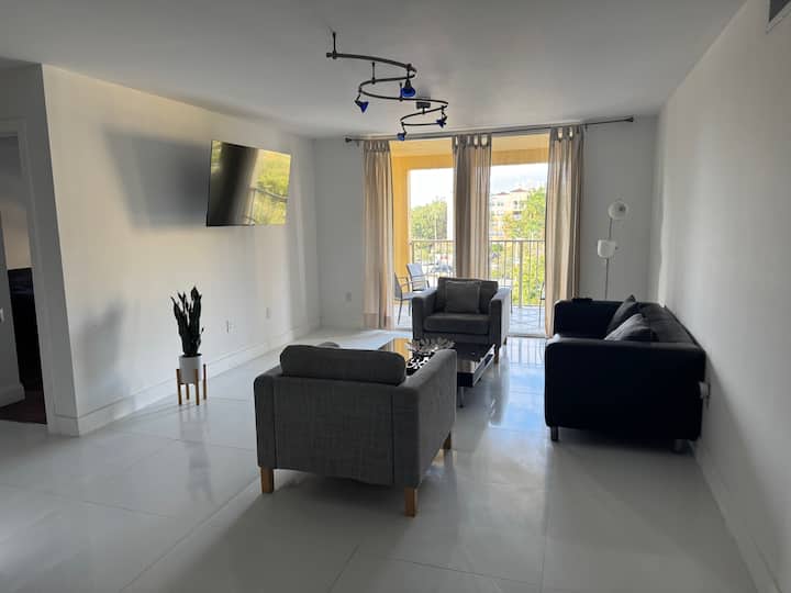 Modern 2 Bedrooms In Aventura, Fl /Sleeps 6+/pool - Aventura, FL
