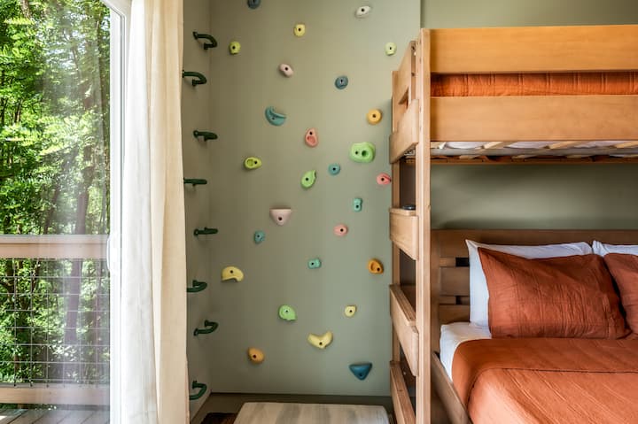 Our Top 5 Family-Friendly Cabins in the Smokies for Winter Getaways - Featured image showing Smoky Mountain cabin details