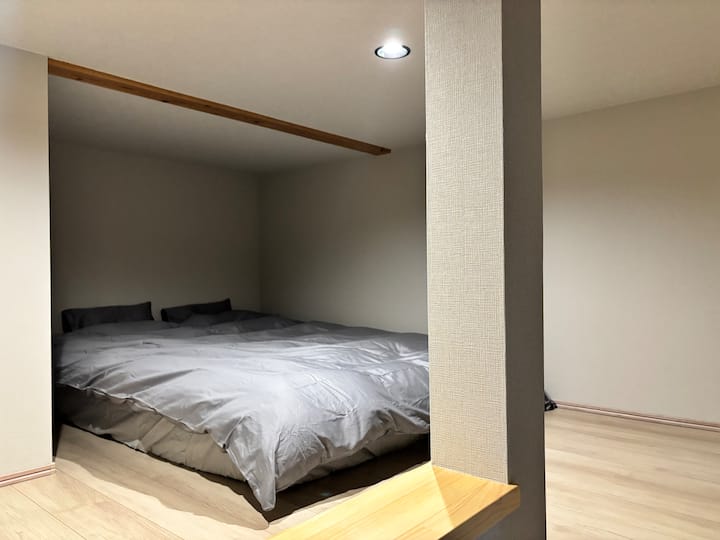 Strop je nízky a dospelí sa nemôžu postaviť a chodiť.