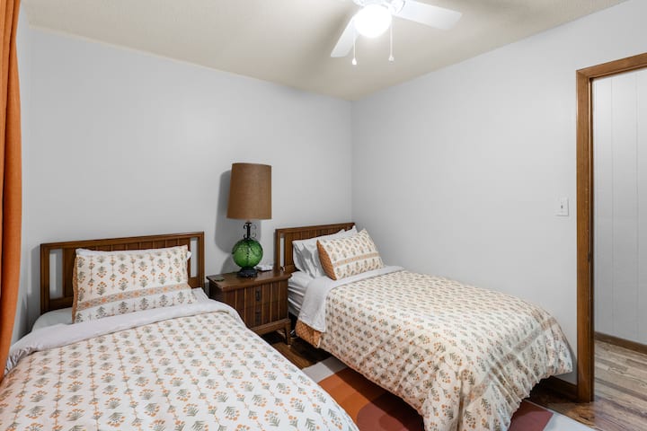 La terza camera dispone di due adorabili letti singoli, comodino, armadio, portabagagli e caricabatterie per telefono. 