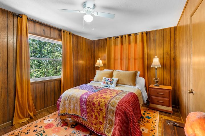 Questa camera da letto ha un letto matrimoniale, due comodini, cassettiera, armadio, portabagagli, caricabatterie per telefono, specchio a figura intera e vista sul fiume. 