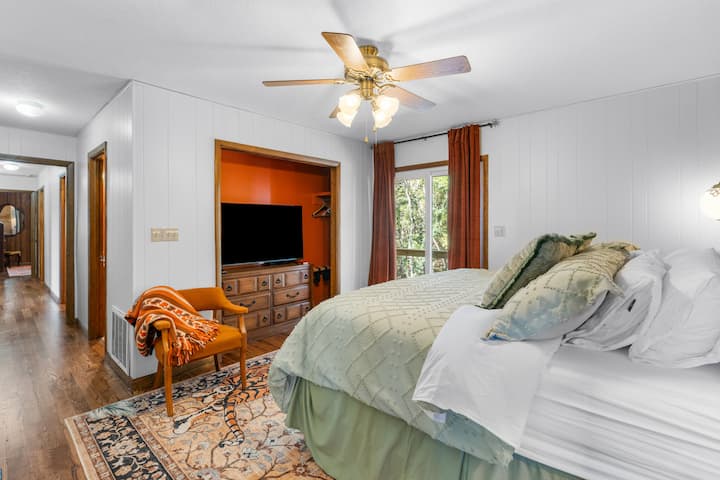 La camera da letto principale è dotata di letto matrimoniale, TV, caricabatterie per telefono, comodini, portabagagli, cassettiera, armadio, specchio a figura intera, balcone privato e bagno interno. 