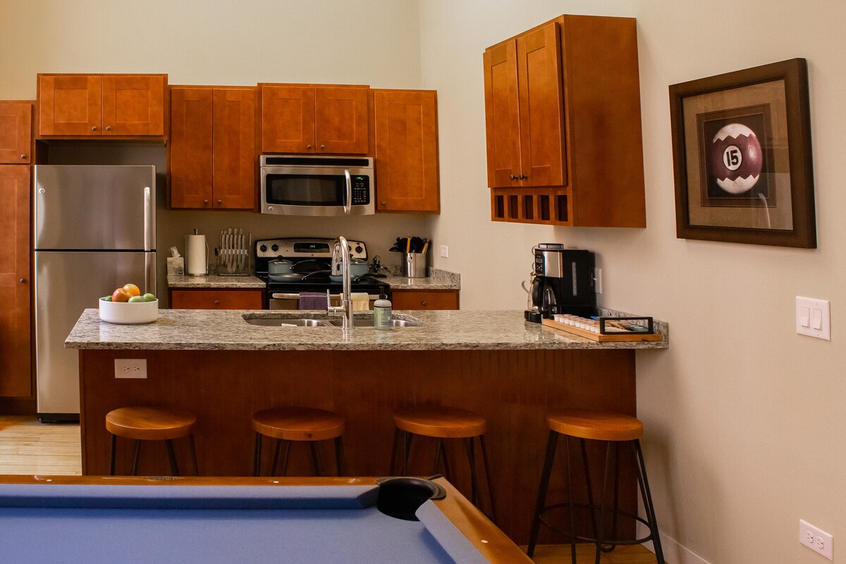 Historic Luxury 2-Bedroom wz Loft &FREE Parking