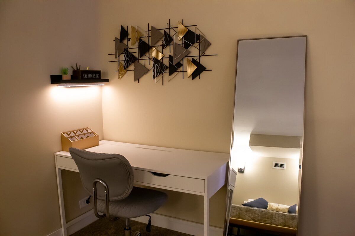 Historic Luxury 2-Bedroom wz Loft &FREE Parking