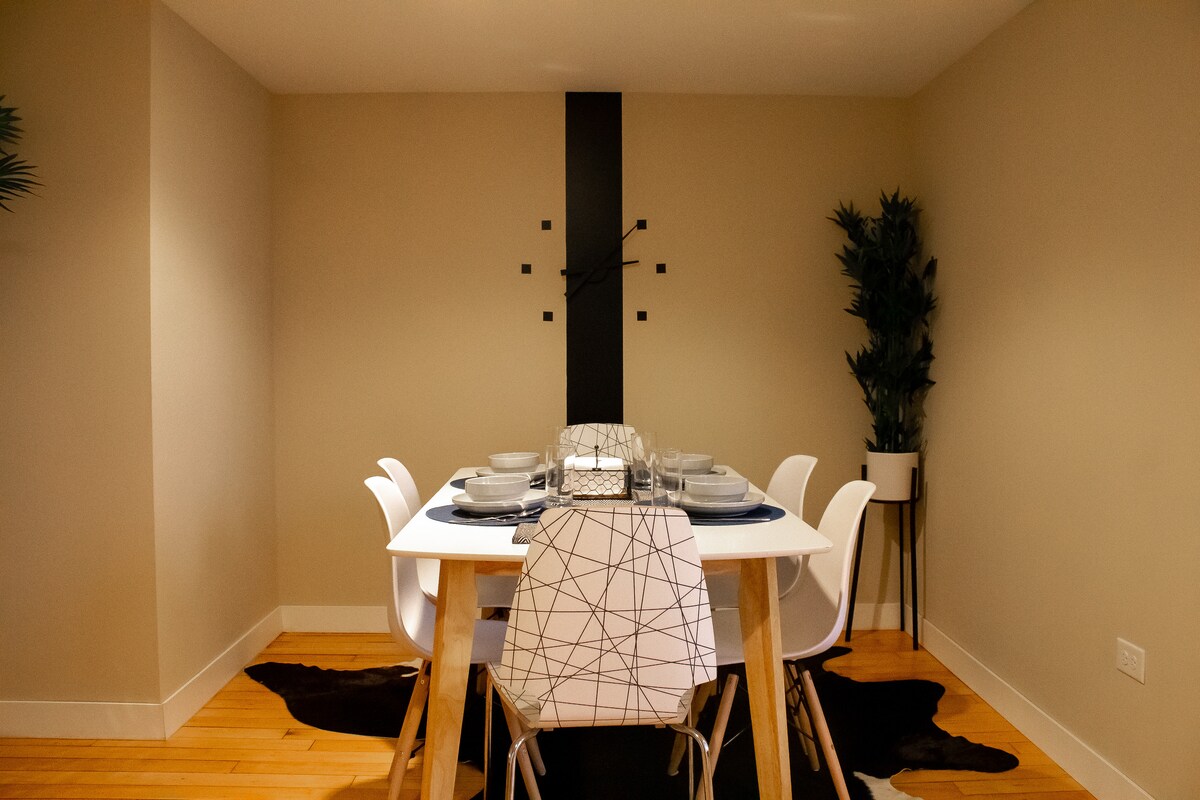 Historic Luxury 2-Bedroom wz Loft &FREE Parking