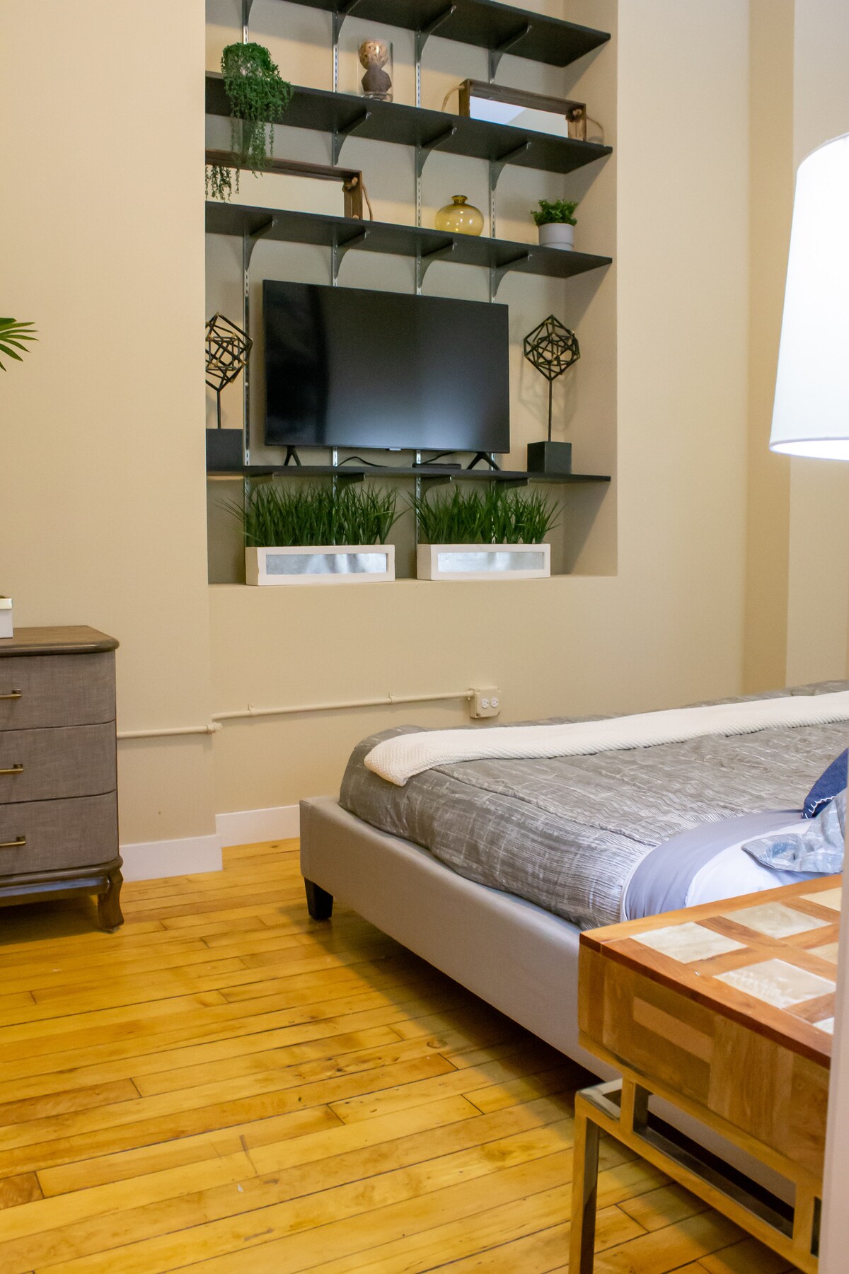 Historic Luxury 2-Bedroom wz Loft &FREE Parking
