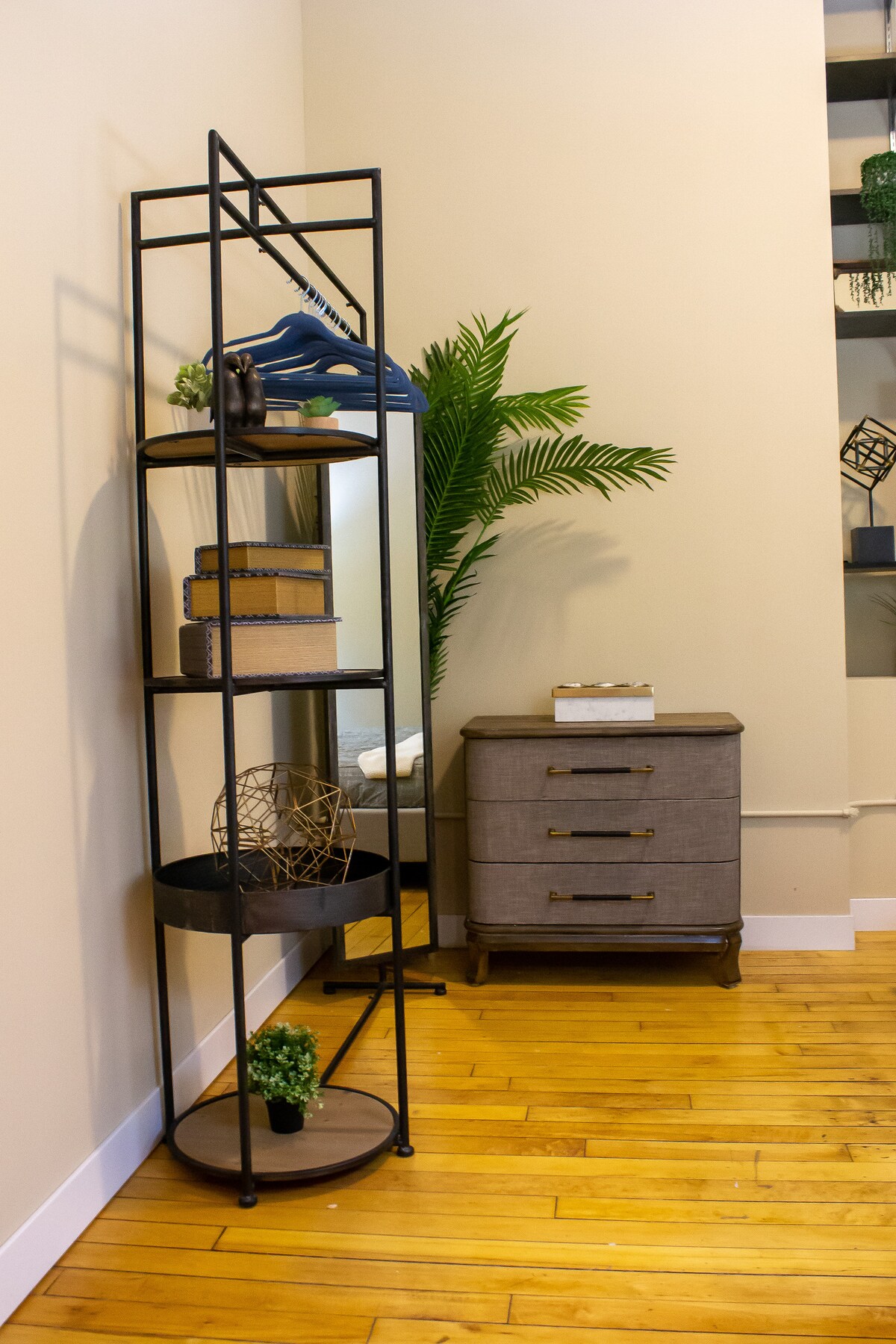 Historic Luxury 2-Bedroom wz Loft &FREE Parking