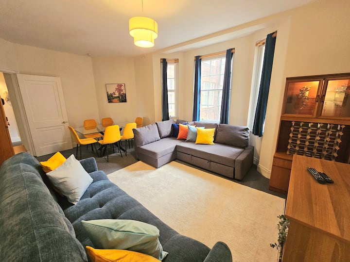 1 divan-krevat shumë i madh me përmasa 200 cm x 150 cm dhe një divan-krevat i rregullt me përmasa 190 cm x 120 cm