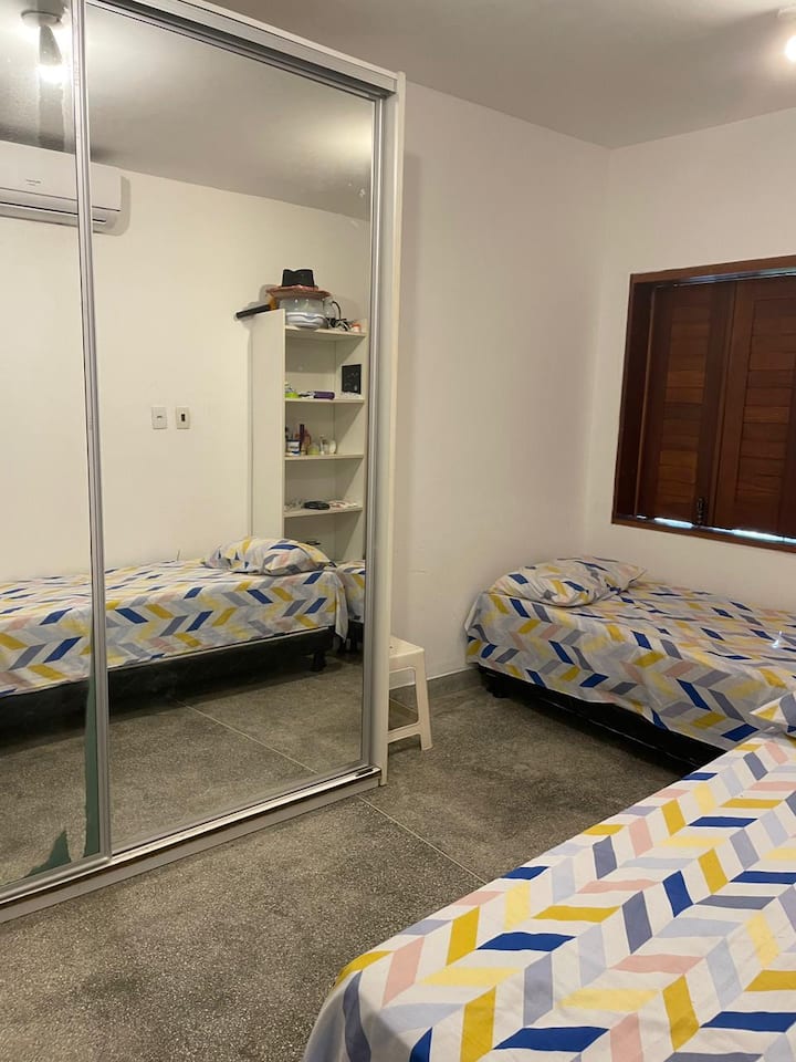 Hay dos habitaciones dobles, que pueden alojar hasta 4 personas.