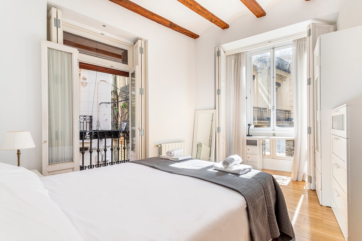 חדר שינה אלגנטי ובהיר עם מיטת קווין סייז, מצעים איכותיים וגישה למרפסת. מעוצב בגוונים חמים ופרטים מודרניים, הוא מציע אווירה רגועה אידיאלית למנוחה וליהנות משהייה נוחה.