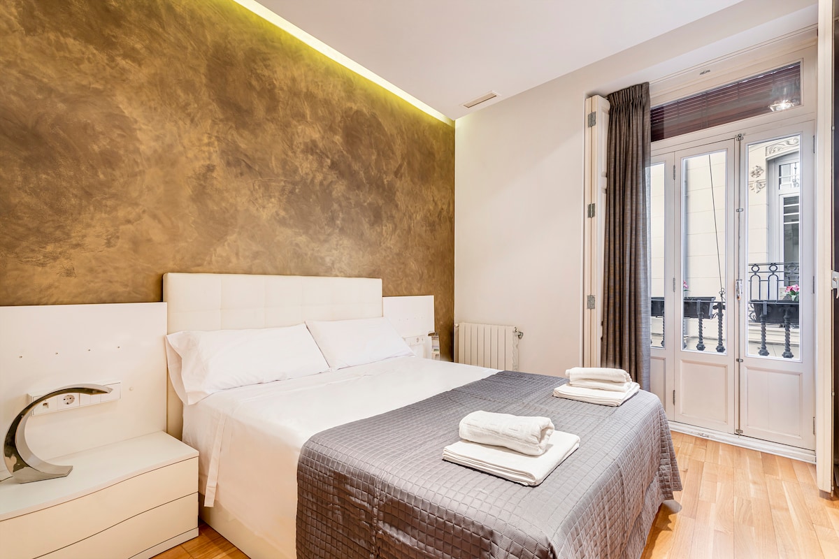 חדר שינה אלגנטי ובהיר עם מיטת קינג סייז, מצעים איכותיים וגישה למרפסת. מעוצב בגוונים חמים ופרטים מודרניים, הוא מציע אווירה רגועה אידיאלית למנוחה וליהנות משהייה נוחה.