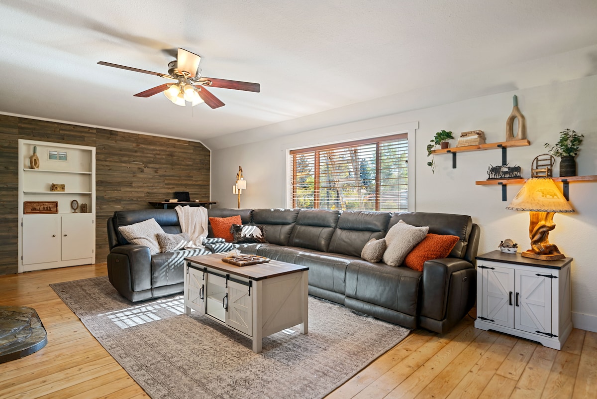 Top performing Airbnb: "The Cozy Aspen" cabin minutes from airport w/ ac in Bozeman / Gallatin County