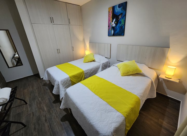 Спална соба со 2 единечни кревета, со плакар и пристап до двор