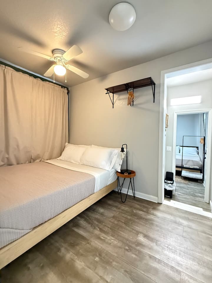 Spálňa s 2. manželskou posteľou Queen a 2. vchodom na zadný dvor. 