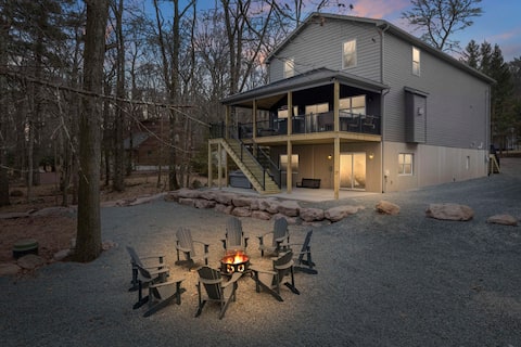 New Lakeview Gateway- Ski, HotTub, EV, Sleeps 30