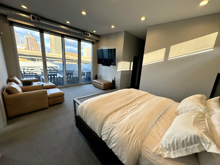 გაიღვიძეთ მთავარ საძინებელში და დატკბით ქალაქის ლამაზი ხედით.