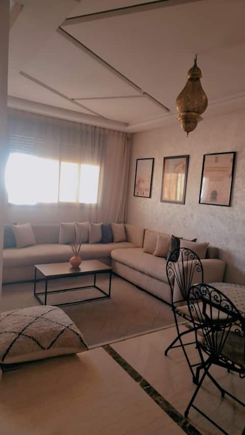 Top Airbnb: Spacious and bright apartment with large balcony. in Bni Makada