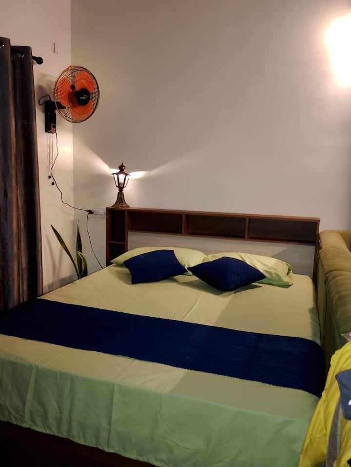 Cama uno con vista exterior a los jardines